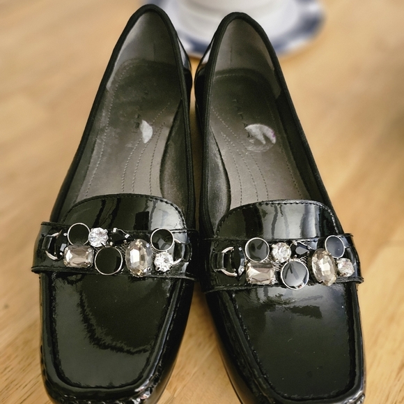 TAHARI JEWELED FLATS - Picture 4 of 5